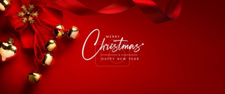 Foto de Tarjeta de felicitación de Navidad o diseño de banner de vacaciones; Decoración de árbol de Navidad de oro y cinta de seda sobre fondo rojo; Espacio de copia - Imagen libre de derechos