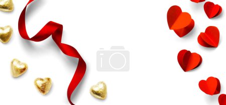 Foto de Design elements for Valentine's Day background. Pairs of red hearts, heart shaped golden candies and Red ribbon on a white background, flat la - Imagen libre de derechos