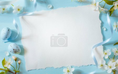 Foto de Creative easter flat lay design with white paper blank and spring flowers - Imagen libre de derechos