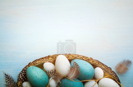 Foto de Easter composition on blue wooden backgroun - Imagen libre de derechos