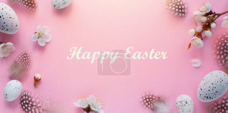 Foto de Marco de frontera de Pascua de huevos de Pascua y flores de primavera con espacio de copia en el centro - Imagen libre de derechos