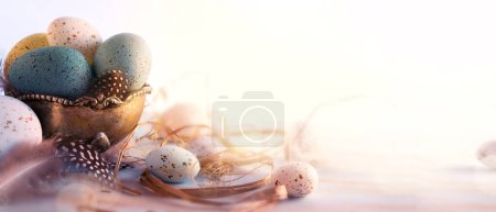 Foto de Feliz Pascua, huevos pintados de Pascua en la cesta en la mesa rústica de madera para su saludo en vacaciones. espacio de copia. - Imagen libre de derechos