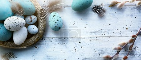 Foto de Fondo de Pascua con huevos de Pascua sobre mesa blanca - Imagen libre de derechos