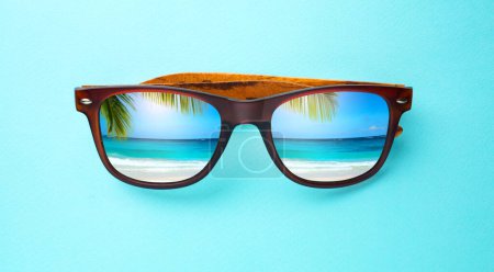 Foto de Vacaciones y verano concepto de bandera de viaje en el mar tropical. gafas de sol con un reflejo de la playa tropical de arena y palmeras; - Imagen libre de derechos