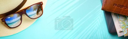 Foto de Concepto vacaciones y aventura bandera de viaje de verano. Felices vacaciones en la playa tropical de arena. Sombrero de Panamá y gafas de sol con un reflejo de la playa tropical de arena y palmeras; Copiar spac - Imagen libre de derechos