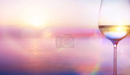 Foto de Vino blanco en el fondo marino de verano - Imagen libre de derechos