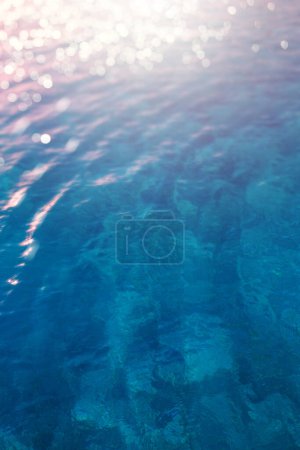 Foto de Textura transparente de agua azul transparente; hermoso verano vacaciones tropicales suny playa de arena fondos - Imagen libre de derechos