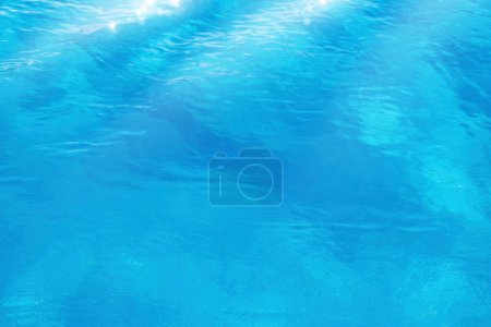 Foto de Textura transparente de agua azul transparente; hermoso verano vacaciones tropicales suny playa de arena fondos - Imagen libre de derechos