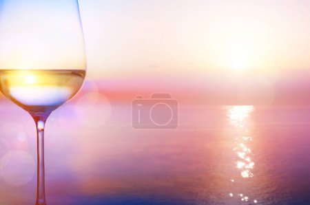 Foto de Vino blanco en el fondo del mar del atardecer de verano; - Imagen libre de derechos