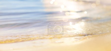 Foto de Abstracto Océano olas en la playa como fondo. Hermosas vacaciones naturales de verano fondo vacaciones. puesta de sol sobre la playa de arena y el mar con olas de agua azul - Imagen libre de derechos
