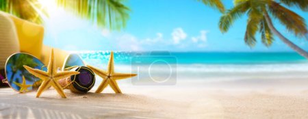 Foto de Isla Vacaciones de luna de miel en la playa de arena caribeña; Sunny Tropical Beach en Paradise Island - Imagen libre de derechos