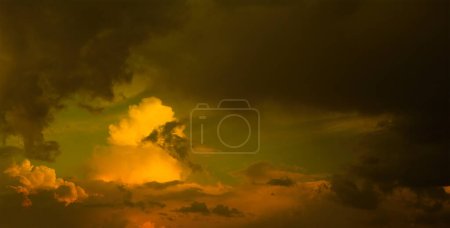 Téléchargez les photos : Scénique coucher de soleil ciel nuageux jaune ; Résumé fond du ciel dramatique - en image libre de droit