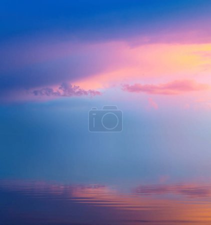 Foto de Pacífico amanecer rosa cielo nublado sobre aguas tranquilas; Resumen Fondo de colorido cielo matutino - Imagen libre de derechos