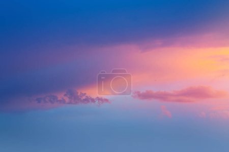 Foto de Amanecer rosa cielo nublado; Resumen Fondo de colorido cielo matutino - Imagen libre de derechos