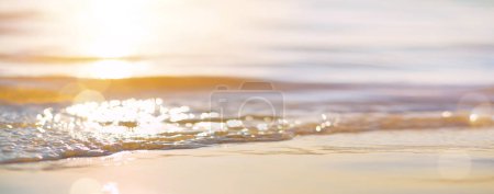 Foto de Resumen hermosas playas de arena de fondo con aguas cristalinas del mar y la laguna tropical. Bokeh luz del atardecer en la playa de verano mar - Imagen libre de derechos
