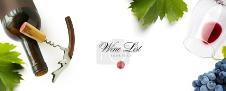 Foto de Botella de vino con copa de vino, sacacorchos y racimo de uvas sobre fondo blanco. Vista superior panorámica con espacio para texto - Imagen libre de derechos