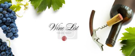 Foto de Botella de vino con copa de vino, sacacorchos y racimo de uvas sobre fondo blanco. Vista superior panorámica con espacio para tex - Imagen libre de derechos