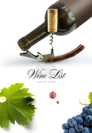 Foto de Botella de vino con sacacorchos y racimo de uvas sobre fondo blanco. Vista superior panorámica con espacio para tex - Imagen libre de derechos