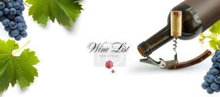 Téléchargez les photos : Bouteille de vin avec verre à vin, tire-bouchon et bouquet de raisins sur fond blanc. Vue panoramique du dessus avec espace pour tex - en image libre de droit