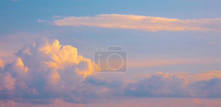 Foto de Abstracto hermoso atardecer azul cielo fondo con nube soleada - Imagen libre de derechos