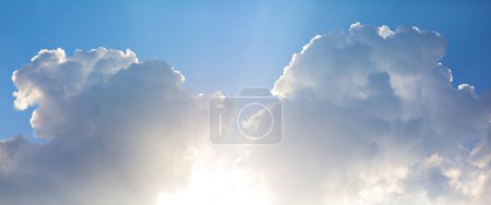 Foto de Abstracto hermoso atardecer azul cielo fondo con contraluz nube soleada - Imagen libre de derechos