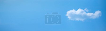 Foto de Abstracto hermoso cielo azul fondo con una nube - Imagen libre de derechos