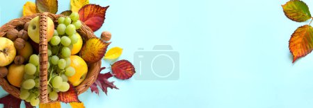 Foto de Agricultura surtido fondo Acción de Gracias arte; hojas de otoño y cesta de frutas con otoño fresco Frui - Imagen libre de derechos