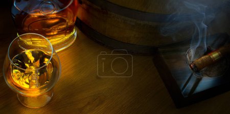 Foto de Un cigarro, copa de brandy; botella y barril; lujoso fondo del banner del club de los hombres con espacio de copia - Imagen libre de derechos