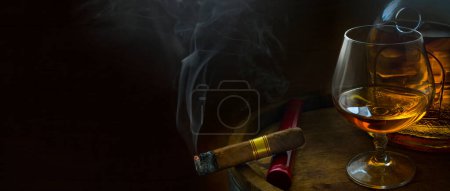 Foto de Un cigarro, copa de brandy; botella y barril; lujoso fondo del banner del club de los hombres con espacio de copia - Imagen libre de derechos