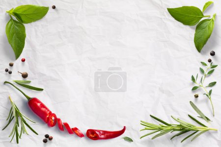 Foto de Marco culinario / frontera Banner de alimentos elemento de diseño. pimiento picante rojo, especias y hierbas sobre fondo de papel culinario blanco. Variedad de especias y hierbas mediterráneas. - Imagen libre de derechos