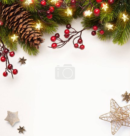 Foto de Banner de Navidad o diseño de tarjetas de felicitación. Antecedentes Navidad de luces brillantes guirnalda, con regalos de vacaciones y árbol de Navidad branc - Imagen libre de derechos