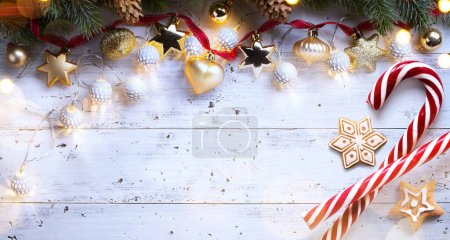Foto de Composición navideña sobre fondo de madera; Decoración del árbol de Navidad y espacio de copia para su texto - Imagen libre de derechos