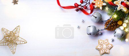 Foto de Banner de Navidad o diseño de tarjetas de felicitación. Antecedentes Navidad de luces brillantes guirnalda, con regalos de vacaciones y árbol de Navidad branc - Imagen libre de derechos