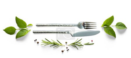 Foto de Cartel de comida con cubiertos y hierbas mediterráneas frescas y especias sobre fondo blanco. Elementos de diseño de fondo alimentario - Imagen libre de derechos