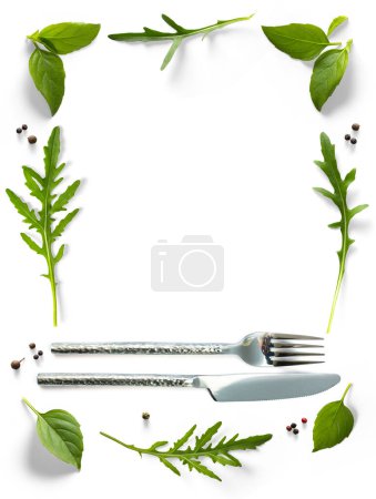 Foto de Marco frontera Cartel de alimentos con cubiertos y hierbas mediterráneas frescas y especias sobre fondo blanco. Elementos de diseño de fondo de cocina - Imagen libre de derechos