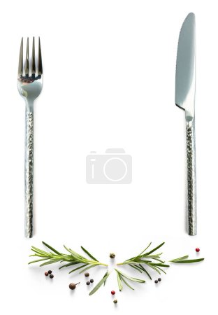 Foto de Cartel de comida con cubiertos y hierbas mediterráneas frescas y especias sobre fondo blanco. cocina fondo diseño elemen - Imagen libre de derechos