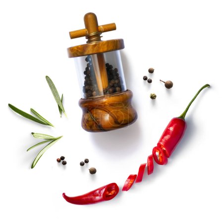 Foto de Agitador de pimienta italiano tradicional, chile rojo y hojas de romero orgánico verde sobre fondo blanco. Ingrediente, especia para cocinar. colección de diseño culinario - Imagen libre de derechos