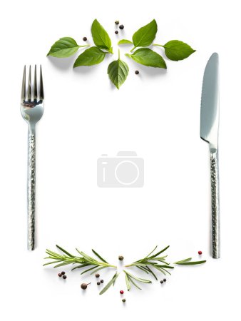 Téléchargez les photos : Affiche alimentaire avec couverts et herbes méditerranéennes fraîches et épices sur fond blanc. cuisine fond design elemen - en image libre de droit