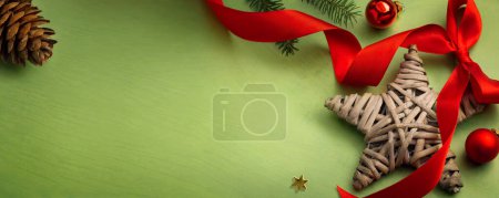 Foto de Navidad y ecológicas decoraciones de regalos hechos a mano. concepto de vacaciones de Navidad ecológica, bandera de decoración ecológica - Imagen libre de derechos