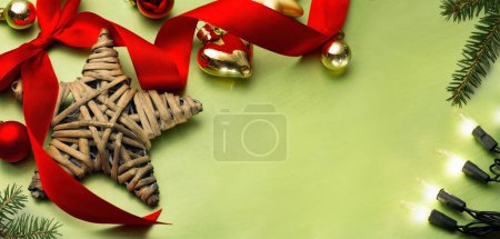 Foto de Navidad y ecológicas decoraciones de regalos hechos a mano. concepto de vacaciones eco Navidad, eco decoración banner desig - Imagen libre de derechos