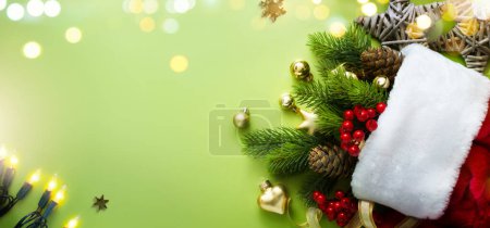 Téléchargez les photos : Cadeaux de Noël et décoration d'arbre de Noël. Bannière de Noël ou conception de carte de vœux avec copie spac - en image libre de droit