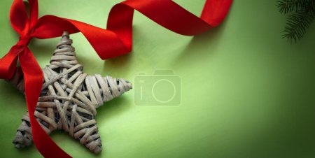 Foto de Navidad y ecológicas decoraciones de regalos hechos a mano. concepto de vacaciones de Navidad ecológica, bandera de decoración ecológica - Imagen libre de derechos