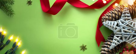 Foto de Navidad y ecológicas decoraciones de regalos hechos a mano. concepto de vacaciones de Navidad ecológica, diseño de banner de decoración ecológica con spac de copia - Imagen libre de derechos
