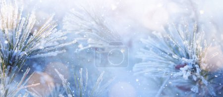 Foto de Navidad árbol de abeto nevado ramas marco borde; Invierno concepto de Navidad e invierno con espacio de copia - Imagen libre de derechos