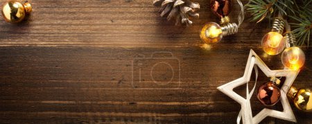 Foto de Feliz Navidad y feliz año nuevo tarjeta de felicitación o fondo de la bandera, plana laico retro decoración del árbol de Navidad casa - Imagen libre de derechos