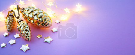 Foto de Banner de Navidad o tarjeta de felicitación de fondo con luz y decoración de Navidad; borde marco de Navidad - Imagen libre de derechos