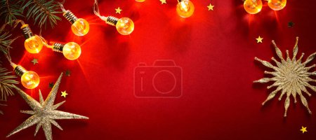 Foto de Banner de Navidad o tarjeta de felicitación de fondo con luz de Navidad y decoración sobre fondo rojo; Marco de Navidad borde - Imagen libre de derechos