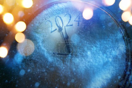 Foto de 2024 Feliz Año Nuevo; Fondo de diseño de tarjetas de felicitación de Navidad. Nochebuena; Cartel de fiesta, pancarta o fondo de invitación con relojes de nieve - Imagen libre de derechos