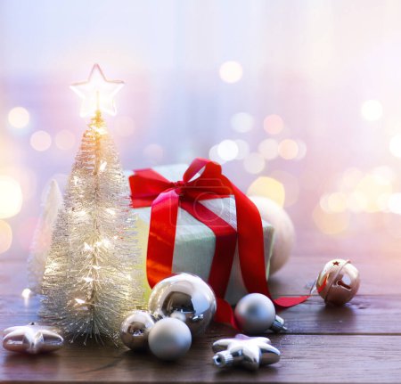 Foto de Banner de Navidad o diseño de tarjetas de felicitación con espacio para copias; Árbol de Navidad y regalos de Navidad. - Imagen libre de derechos
