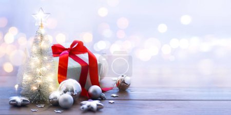 Téléchargez les photos : Arbre de Noël et cadeaux de Noël. Bannière de Noël ou carte de voeux desig - en image libre de droit